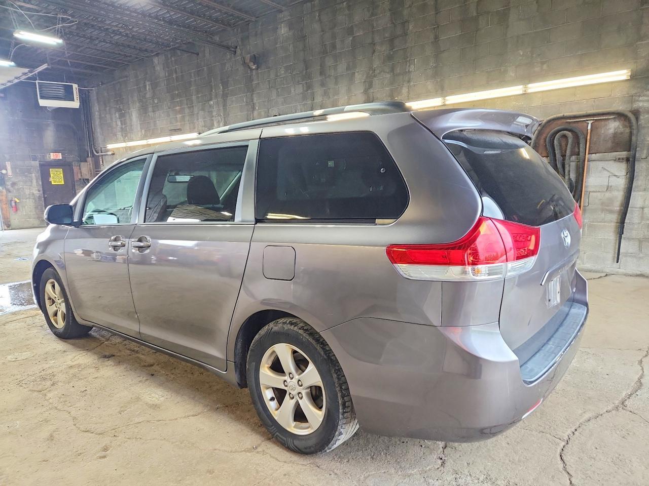 2011 TOYOTA SIENNA LE — Фото 2 из 13