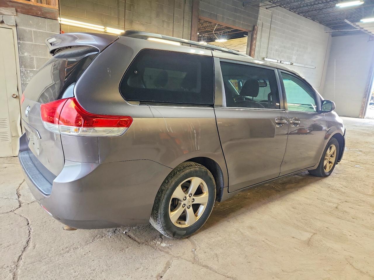 2011 TOYOTA SIENNA LE — Фото 3 из 13