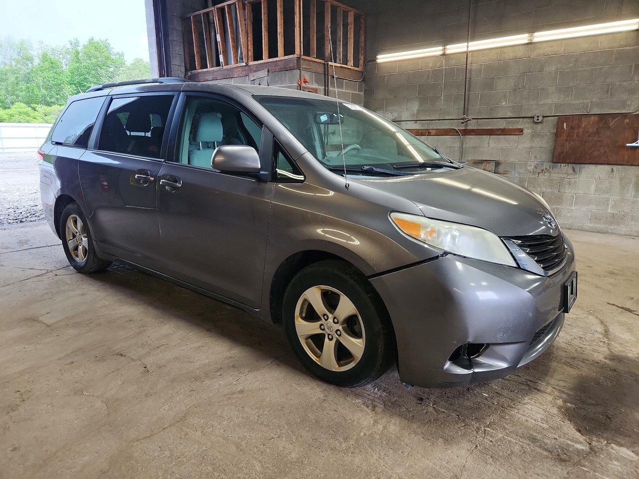 2011 TOYOTA SIENNA LE — Фото 4 из 13