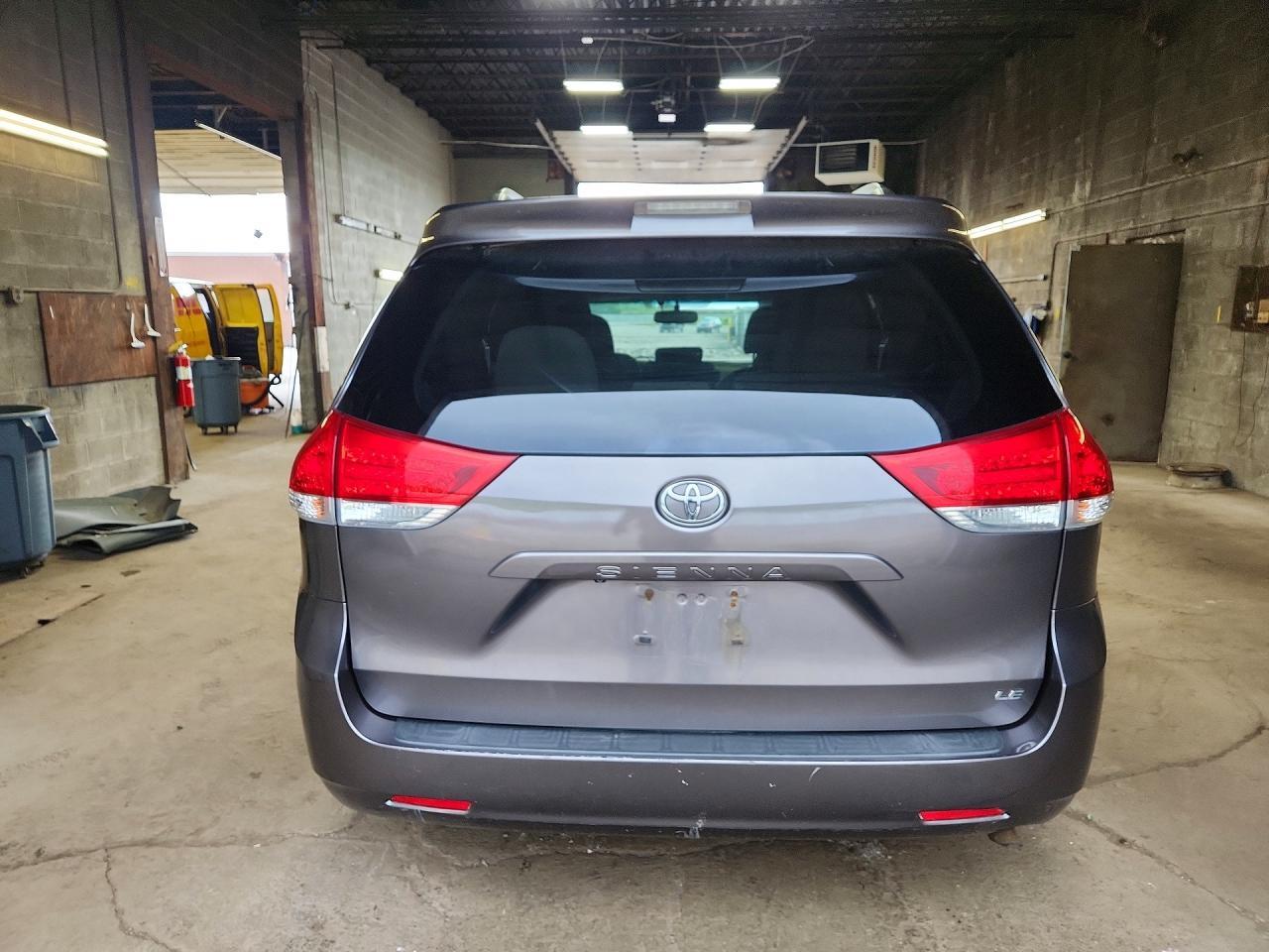 2011 TOYOTA SIENNA LE — Фото 6 из 13