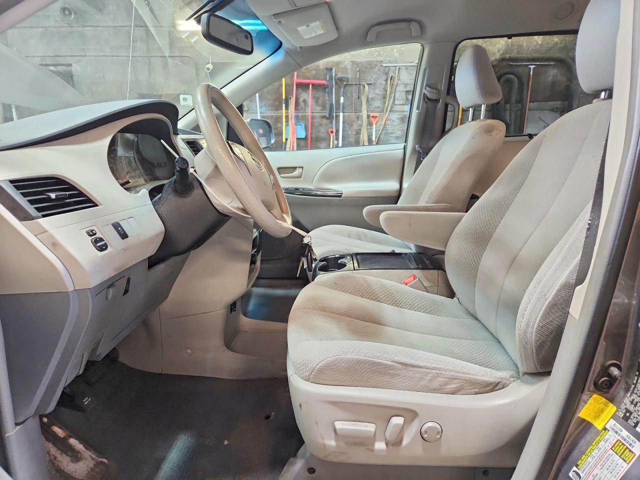 2011 TOYOTA SIENNA LE — Фото 7 из 13