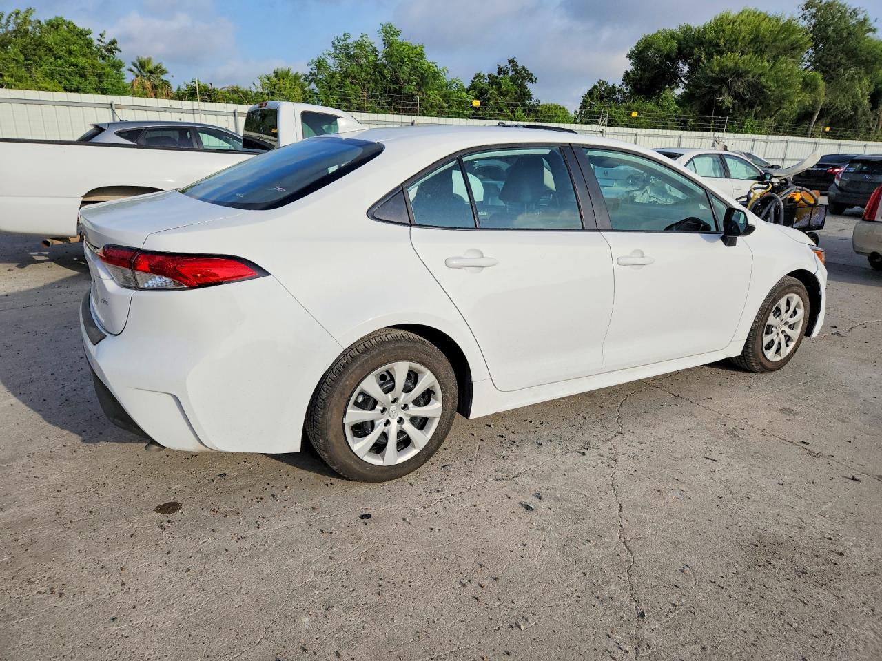 2025 TOYOTA COROLLA LE — Фото 3 из 12