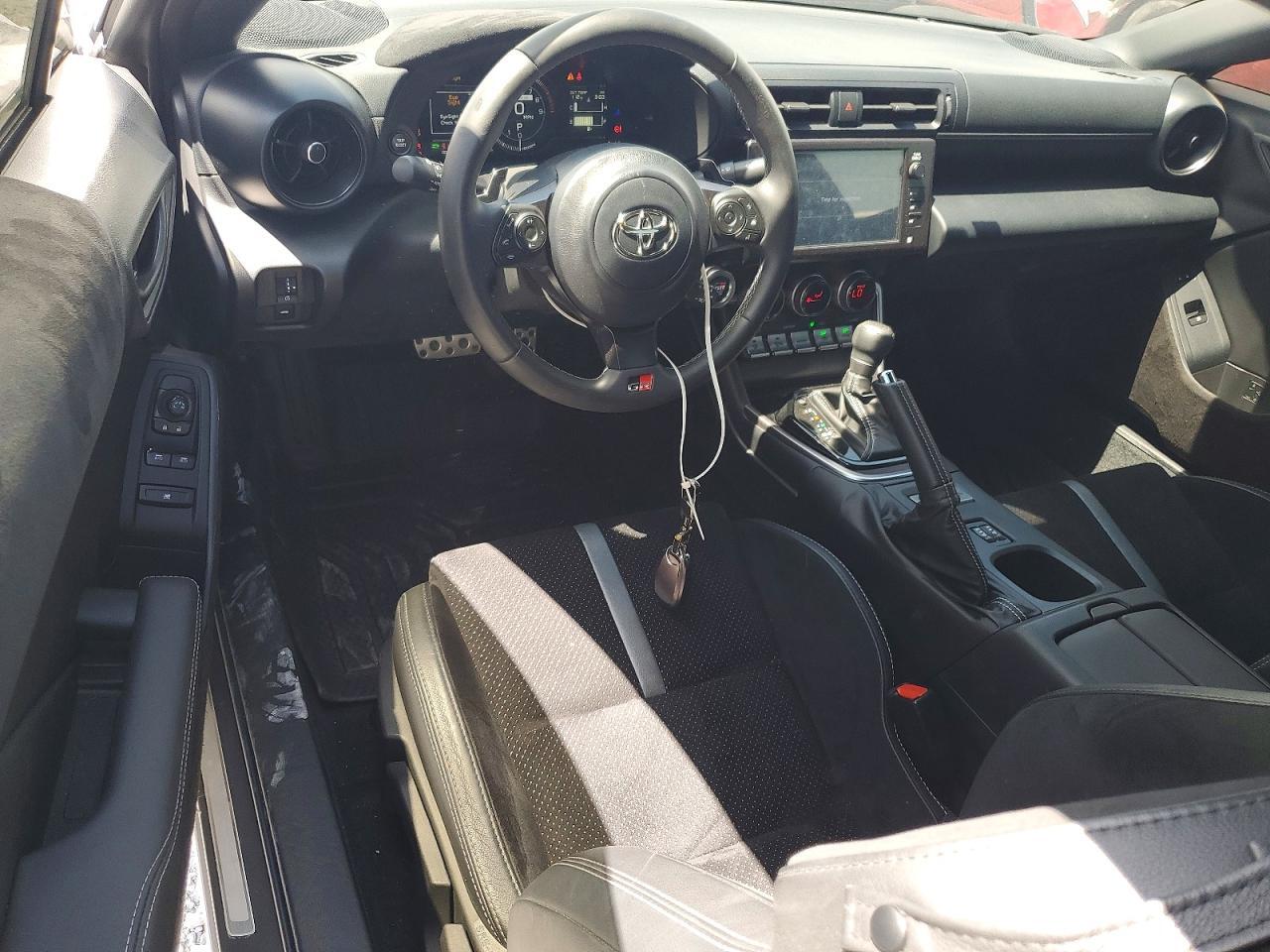2025 TOYOTA GR 86 PREMIUM — Фото 8 из 12