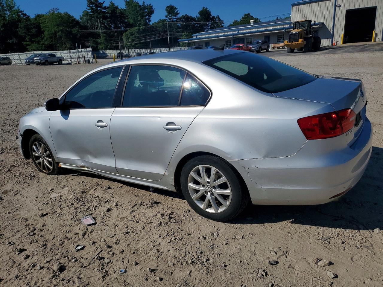 2011 VOLKSWAGEN JETTA SE — Фото 2 из 12