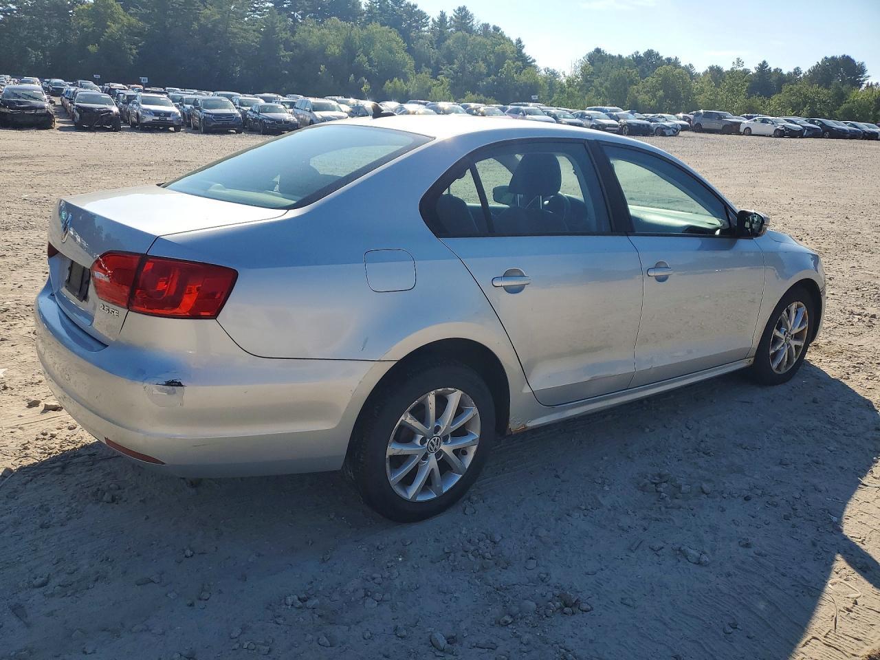 2011 VOLKSWAGEN JETTA SE — Фото 3 из 12