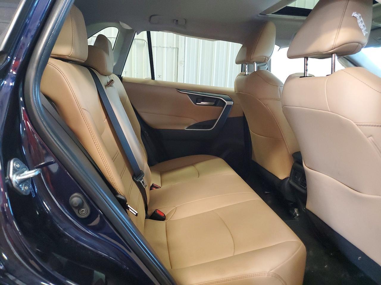 2025 TOYOTA RAV4 XLE PREMIUM — Фото 11 из 13