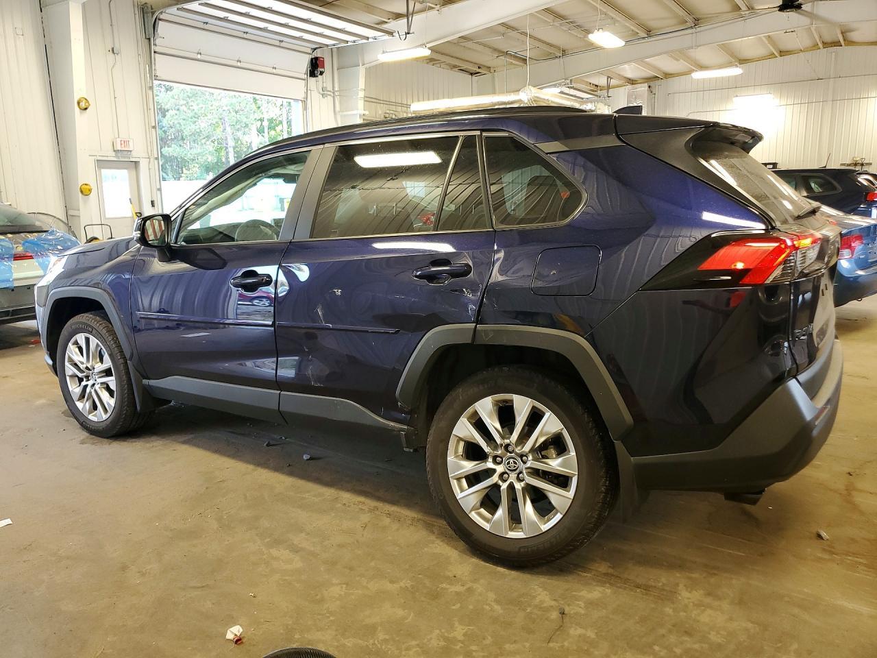 2025 TOYOTA RAV4 XLE PREMIUM — Фото 2 из 13