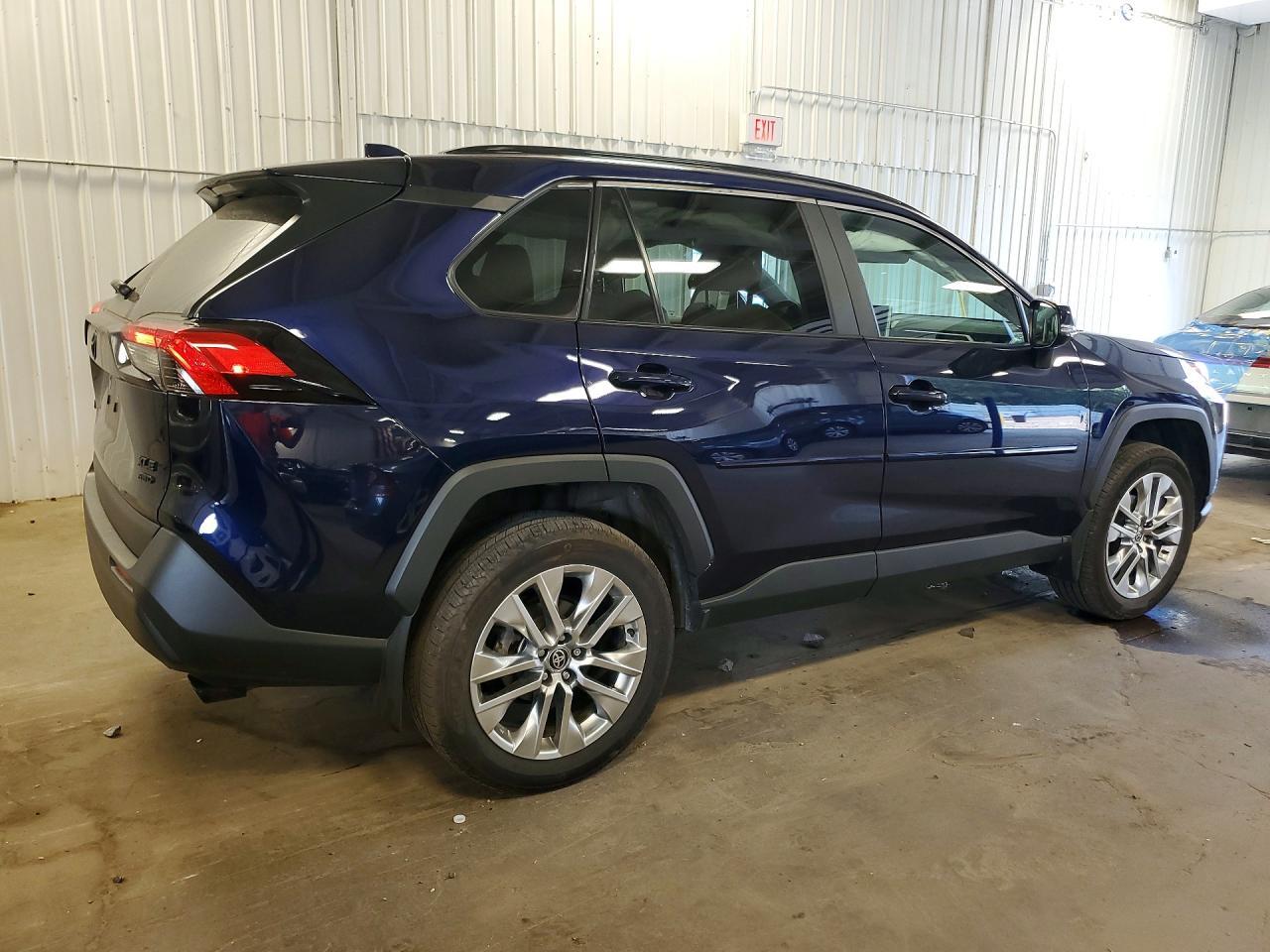 2025 TOYOTA RAV4 XLE PREMIUM — Фото 3 из 13