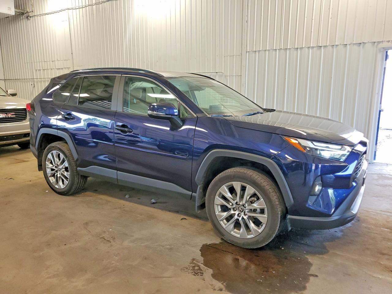 2025 TOYOTA RAV4 XLE PREMIUM — Фото 4 из 13
