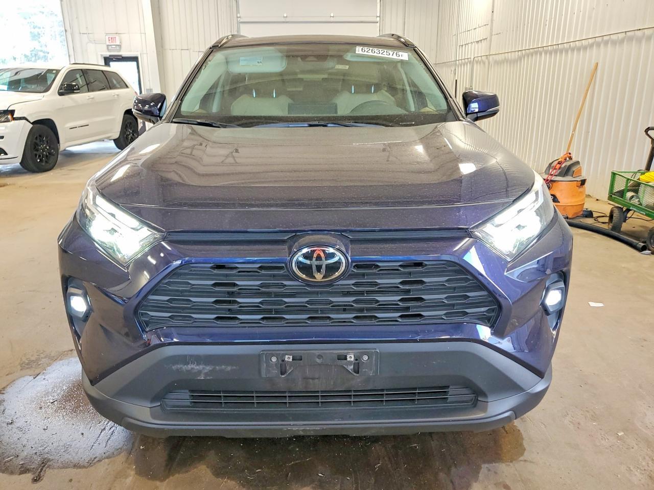 2025 TOYOTA RAV4 XLE PREMIUM — Фото 5 из 13