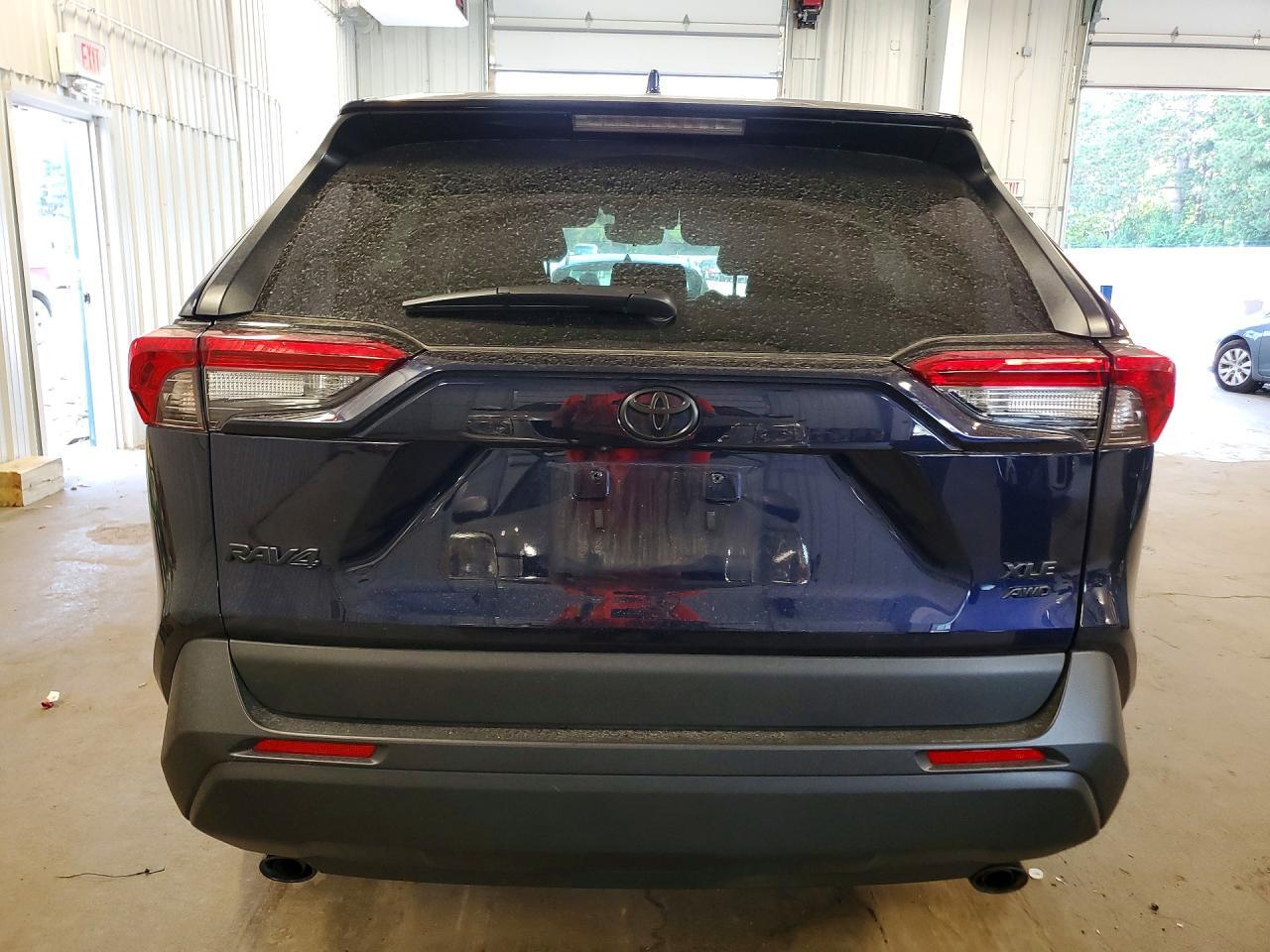 2025 TOYOTA RAV4 XLE PREMIUM — Фото 6 из 13