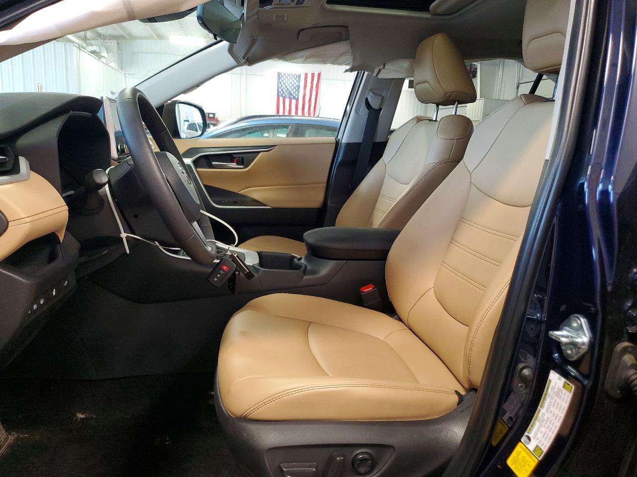 2025 TOYOTA RAV4 XLE PREMIUM — Фото 7 из 13