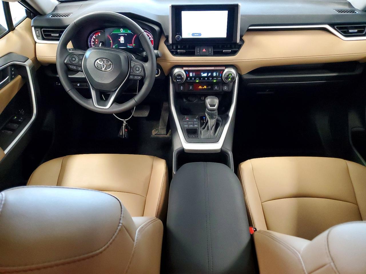 2025 TOYOTA RAV4 XLE PREMIUM — Фото 8 из 13