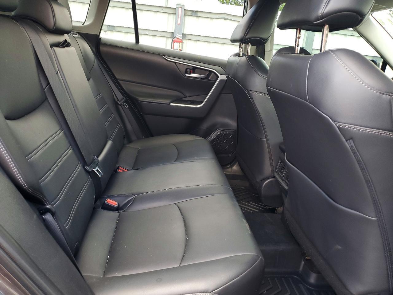 2025 TOYOTA RAV4 XLE PREMIUM — Фото 11 из 13