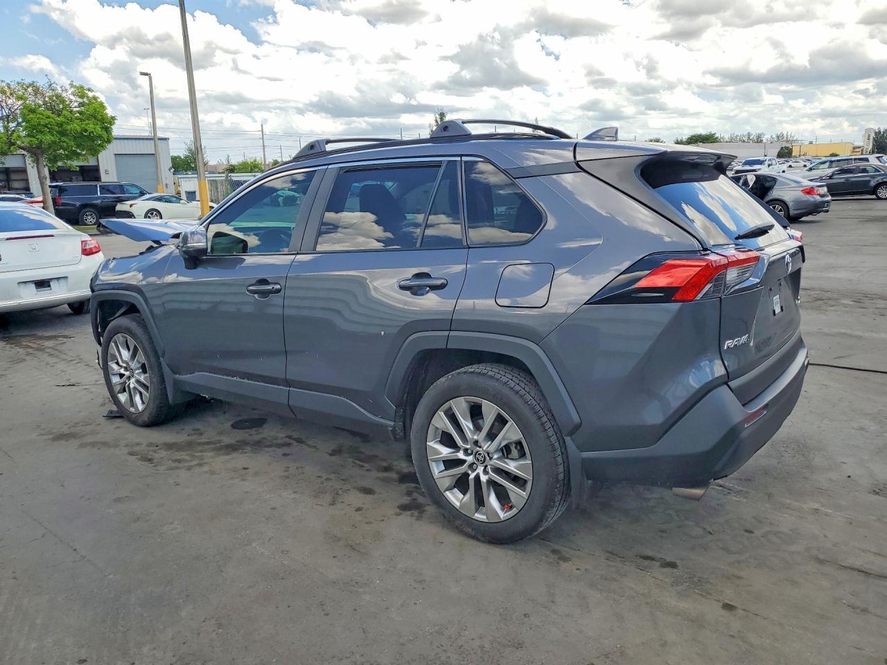 2025 TOYOTA RAV4 XLE PREMIUM — Фото 2 из 13