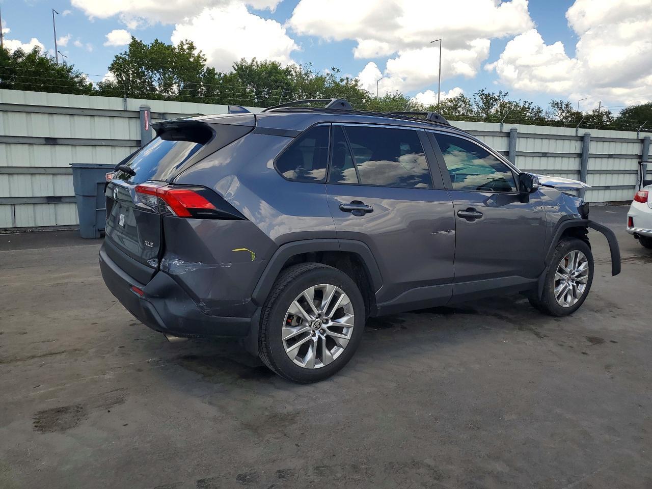 2025 TOYOTA RAV4 XLE PREMIUM — Фото 3 из 13