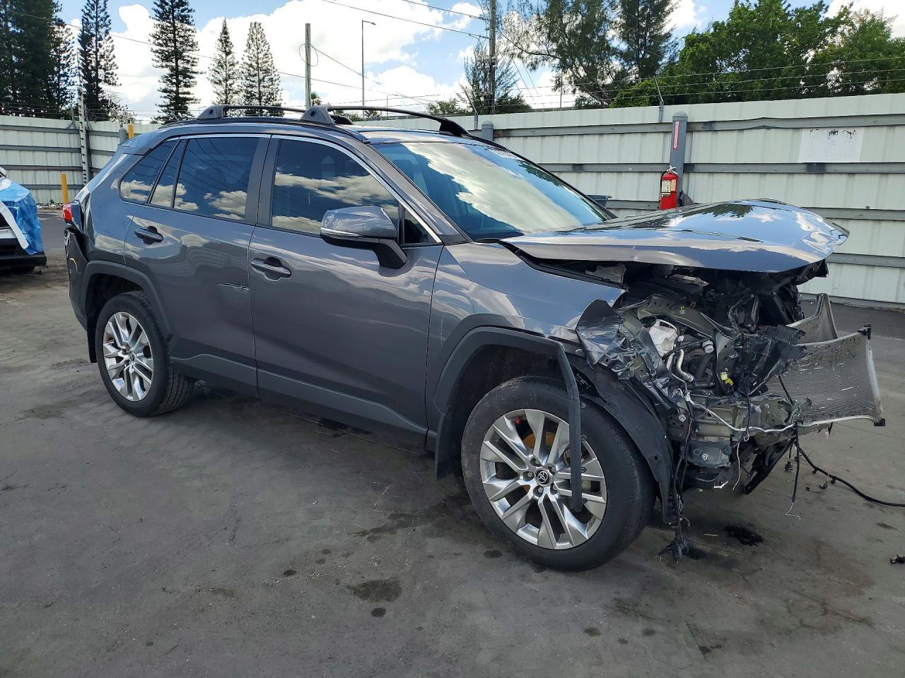 2025 TOYOTA RAV4 XLE PREMIUM — Фото 4 из 13