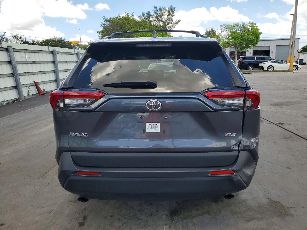 2025 TOYOTA RAV4 XLE PREMIUM — Фото 6 из 13