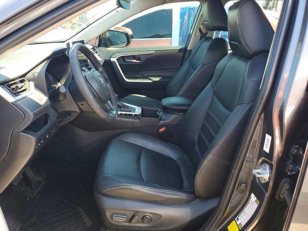 2025 TOYOTA RAV4 XLE PREMIUM — Фото 7 из 13