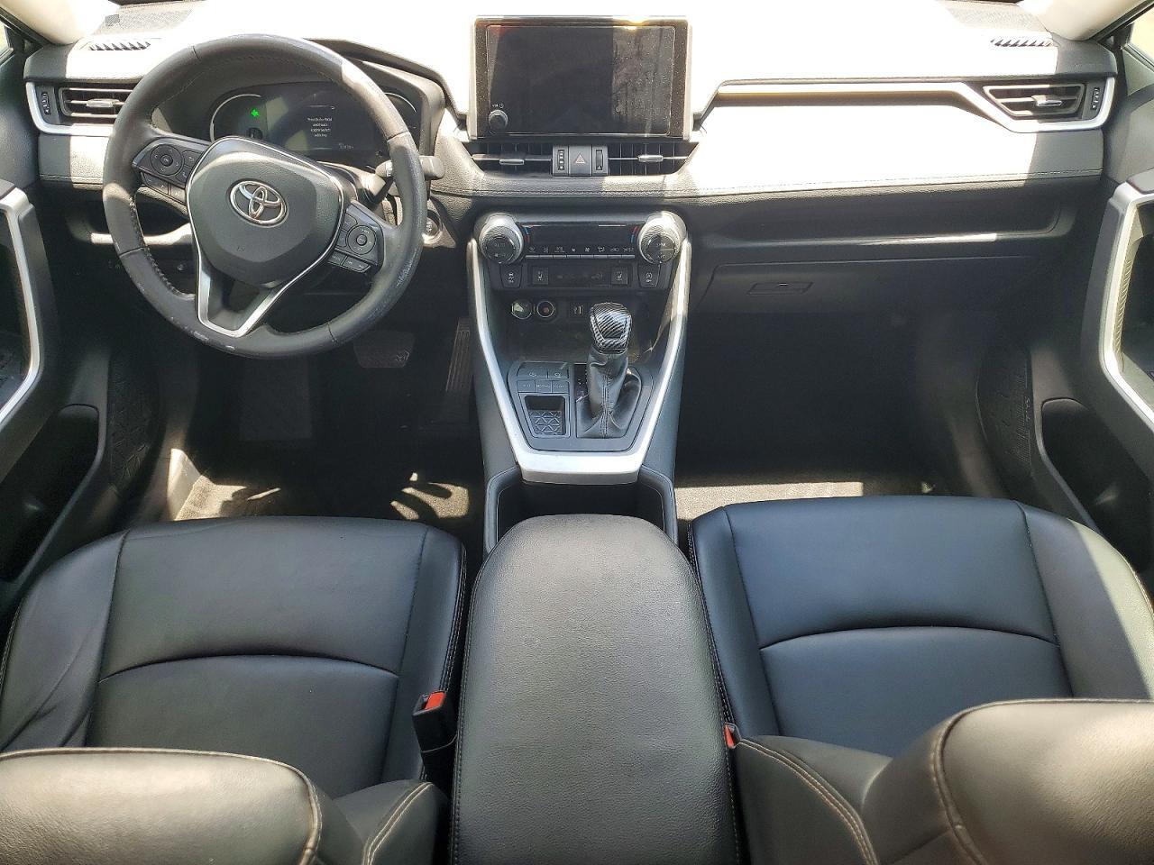 2025 TOYOTA RAV4 XLE PREMIUM — Фото 8 из 13