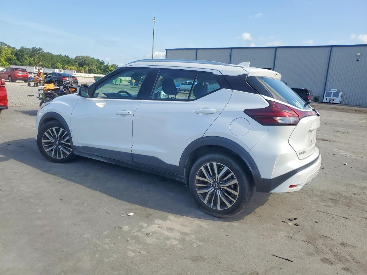 2021 NISSAN KICKS SV — Фото 2 из 13