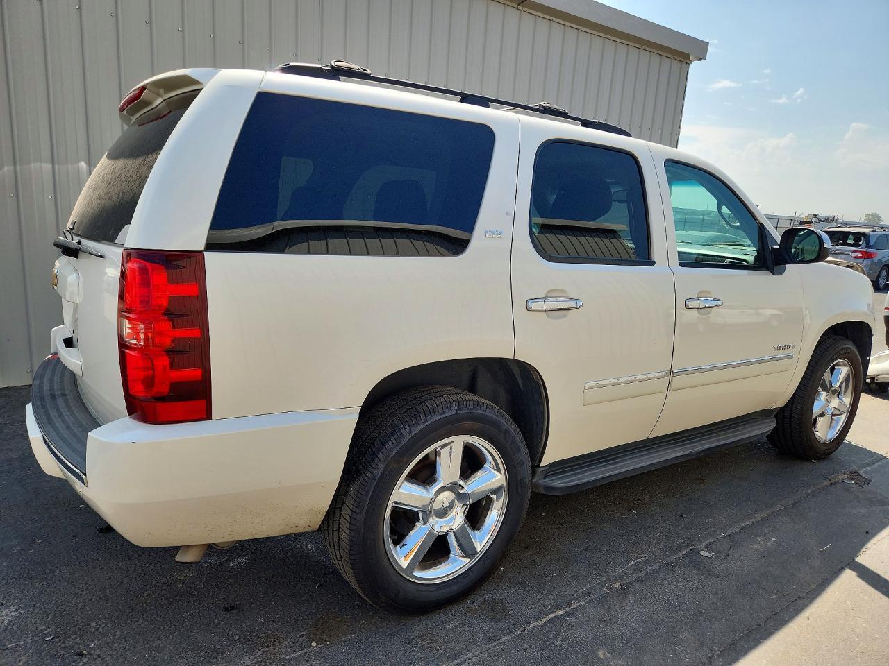 2014 CHEVROLET TAHOE C1500 LTZ — Фото 3 из 14