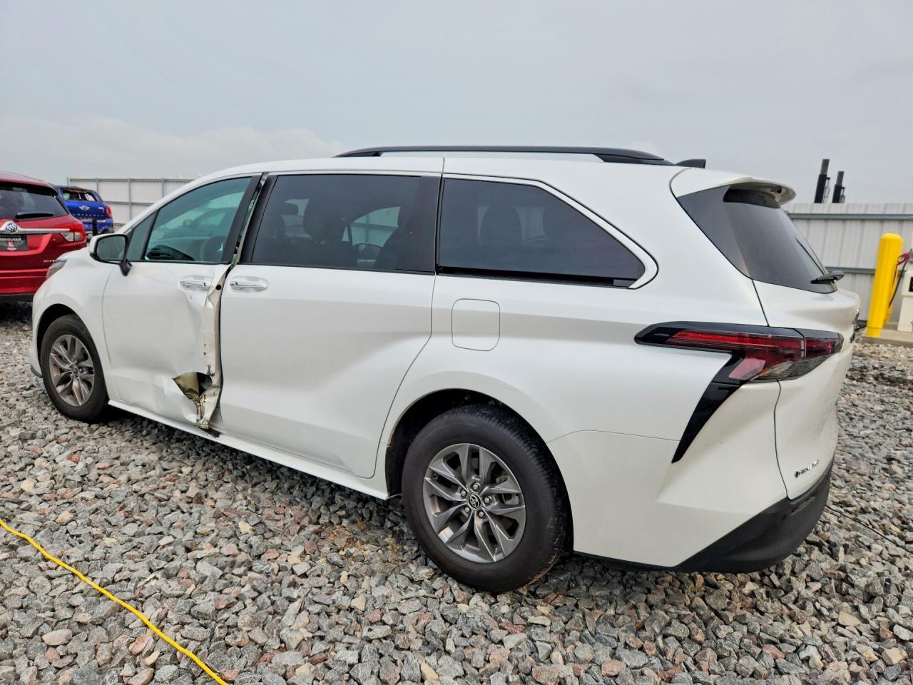 2025 TOYOTA SIENNA XLE 7-PASSENGER — Фото 2 из 13