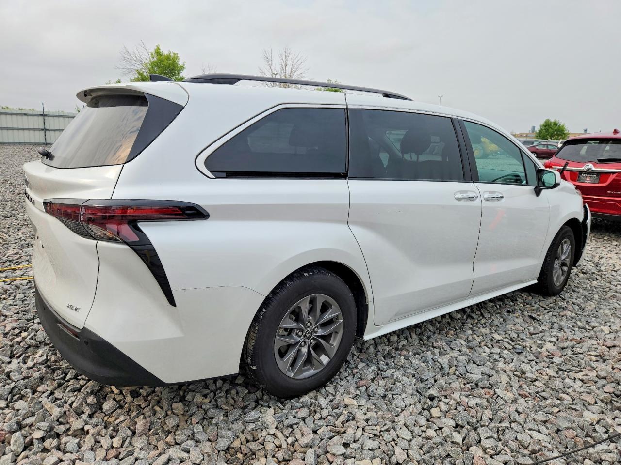 2025 TOYOTA SIENNA XLE 7-PASSENGER — Фото 3 из 13