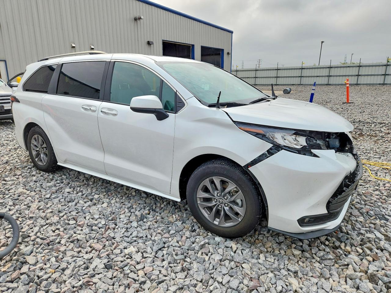2025 TOYOTA SIENNA XLE 7-PASSENGER — Фото 4 из 13