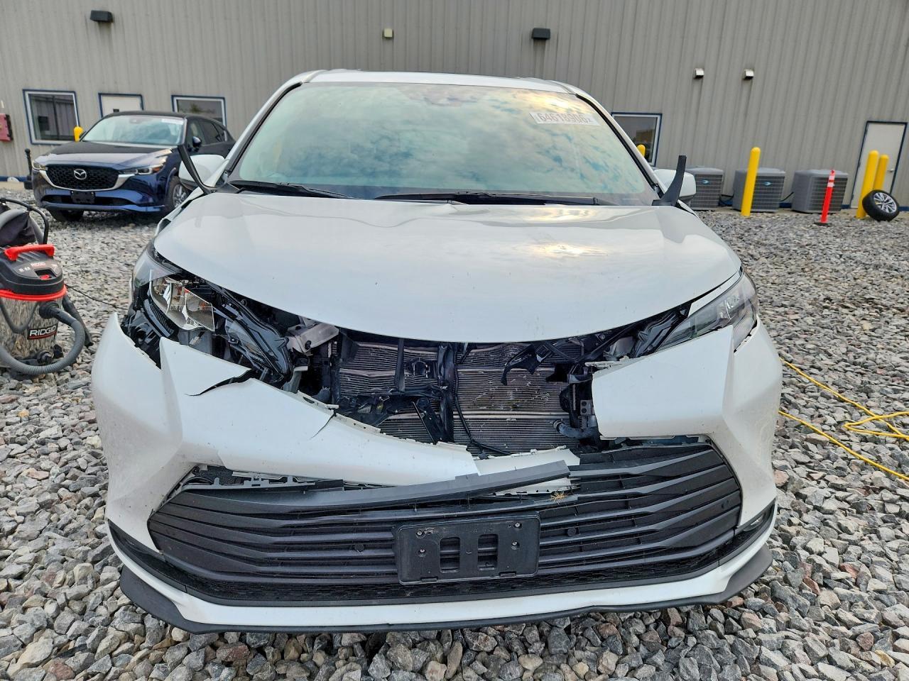 2025 TOYOTA SIENNA XLE 7-PASSENGER — Фото 5 из 13