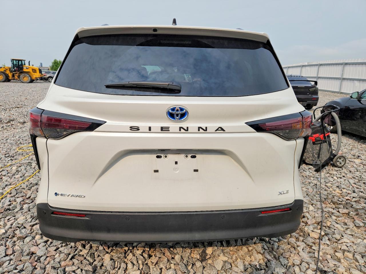 2025 TOYOTA SIENNA XLE 7-PASSENGER — Фото 6 из 13