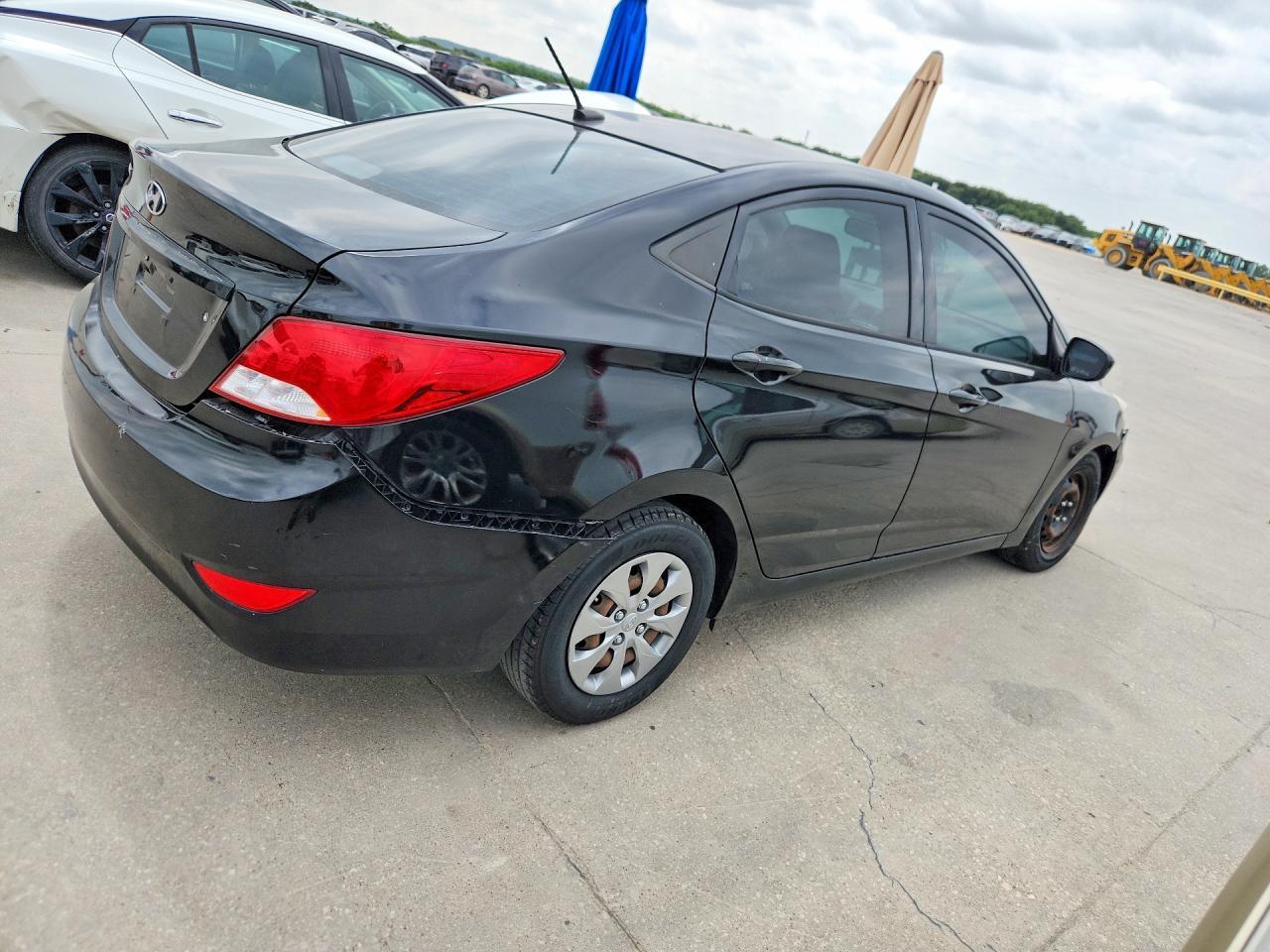 2017 HYUNDAI ACCENT SE — Фото 3 из 12