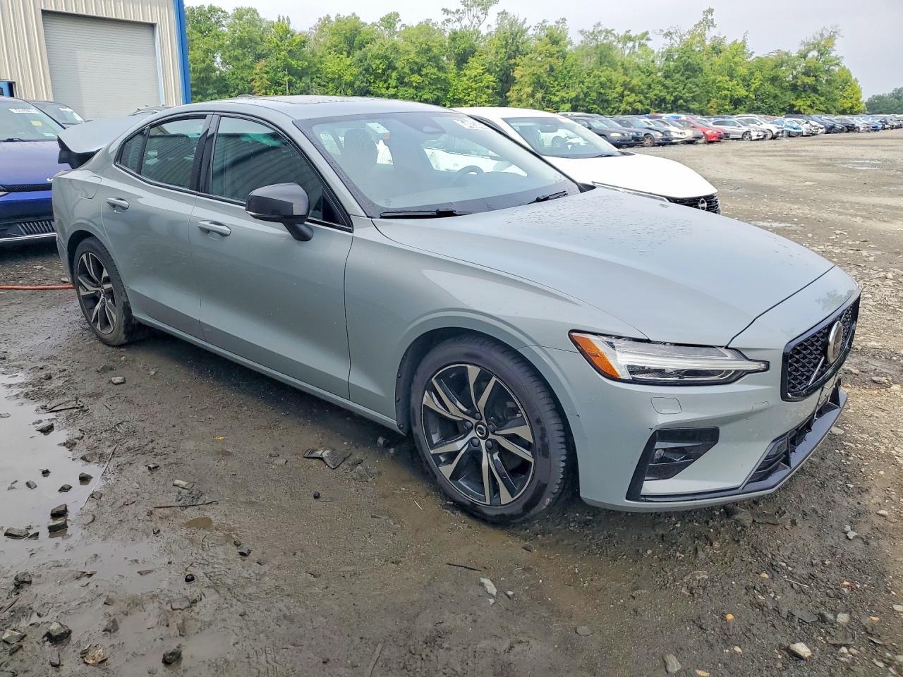 7JRL12FJ0SG362685 2025 VOLVO S60 photo no. 4