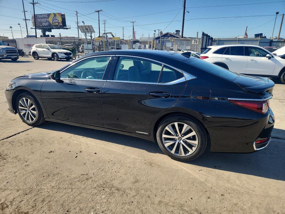 2019 LEXUS ES 300H — Фото 2 из 12