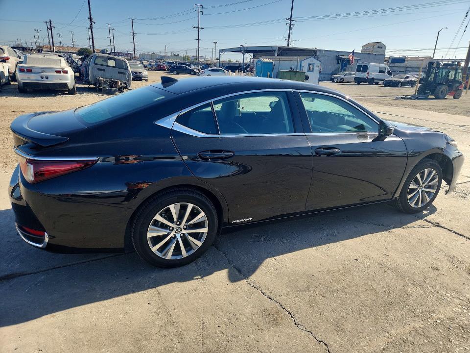 2019 LEXUS ES 300H — Фото 3 из 12