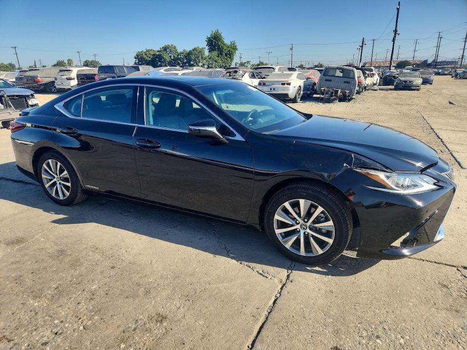 2019 LEXUS ES 300H — Фото 4 из 12