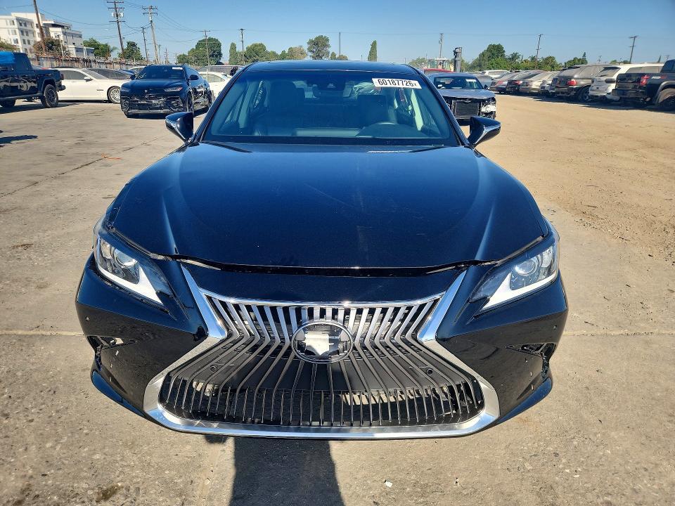 2019 LEXUS ES 300H — Фото 5 из 12