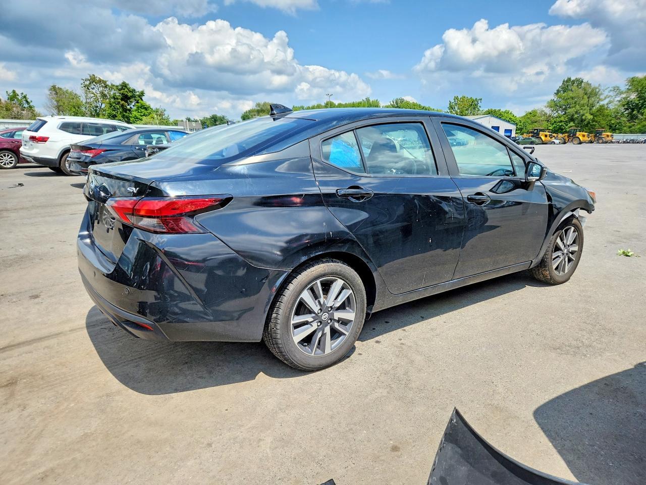 2021 NISSAN VERSA SV — Фото 3 из 13
