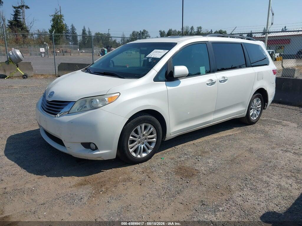 5TDYZ3DC8HS895714 2017 TOYOTA SIENNA photo no. 2