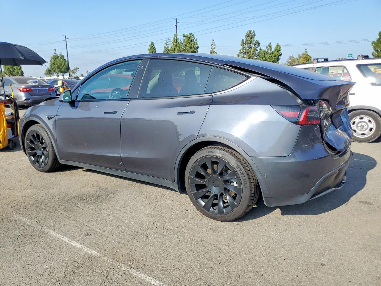 5YJYGAEE8MF180229 2021 TESLA MODEL Y photo no. 2