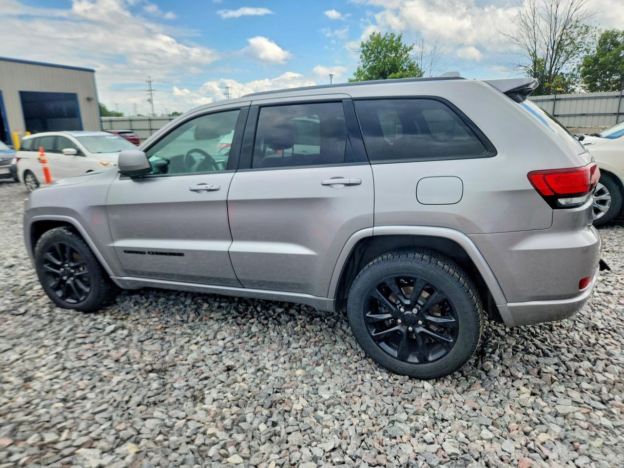2017 JEEP GRAND CHEROKEE LAREDO — Фото 2 из 13
