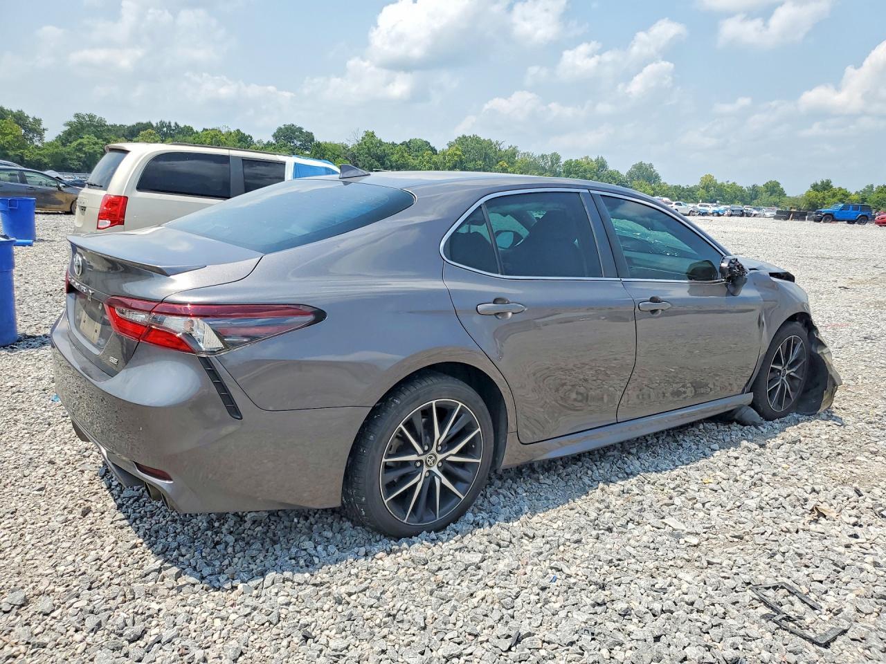2021 TOYOTA CAMRY SE — Фото 3 из 12