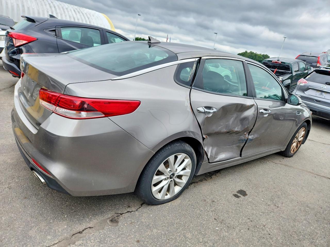2017 KIA OPTIMA LX — Фото 3 из 13