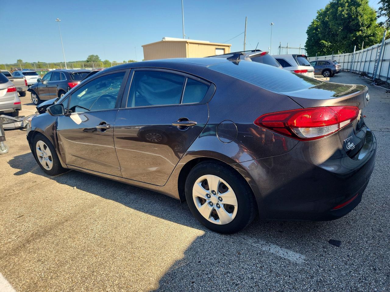 3KPFK4A75HE160370 2017 KIA FORTE photo no. 2