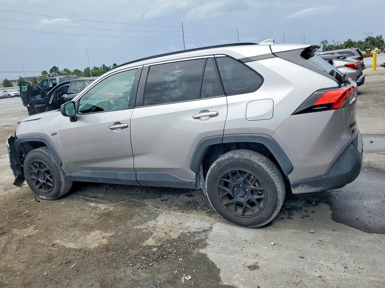 2021 TOYOTA RAV4 LE — Фото 2 из 13