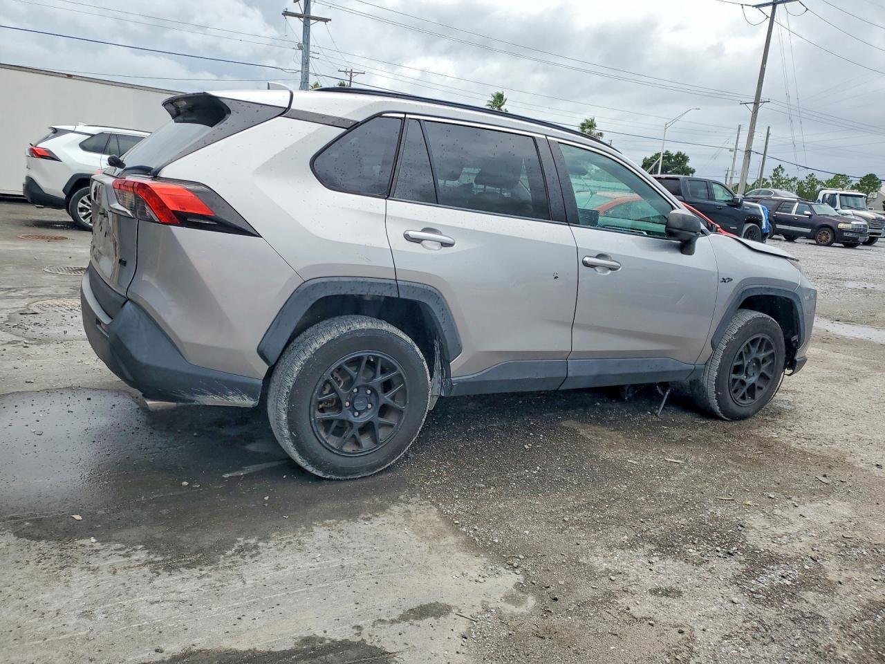 2021 TOYOTA RAV4 LE — Фото 3 из 13