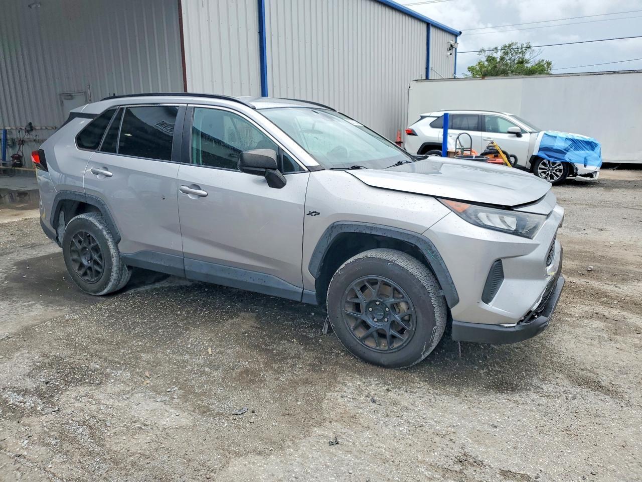 2021 TOYOTA RAV4 LE — Фото 4 из 13