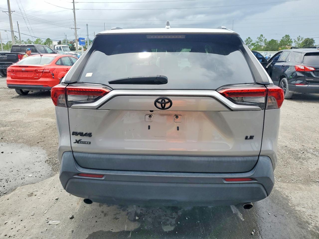 2021 TOYOTA RAV4 LE — Фото 6 из 13