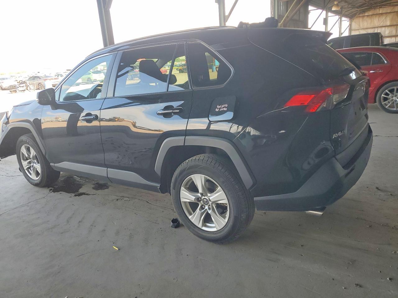 2021 TOYOTA RAV4 XLE — Фото 2 из 13