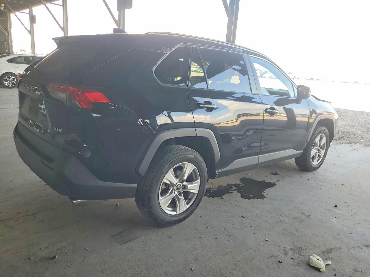 2021 TOYOTA RAV4 XLE — Фото 3 из 13